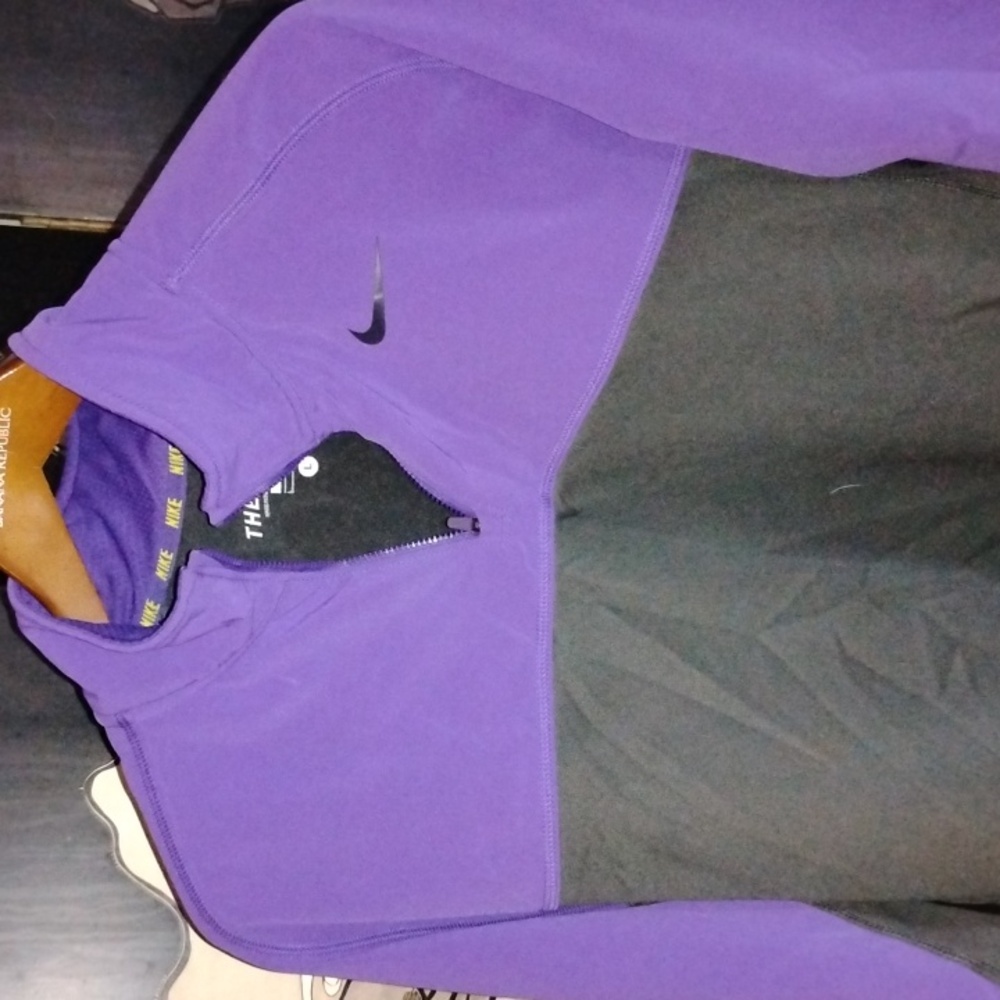Super clean. Nike long sleeve therma fit